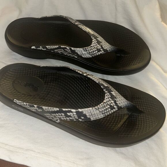 OOFOS Women's Sandal - Picture 1 of 11